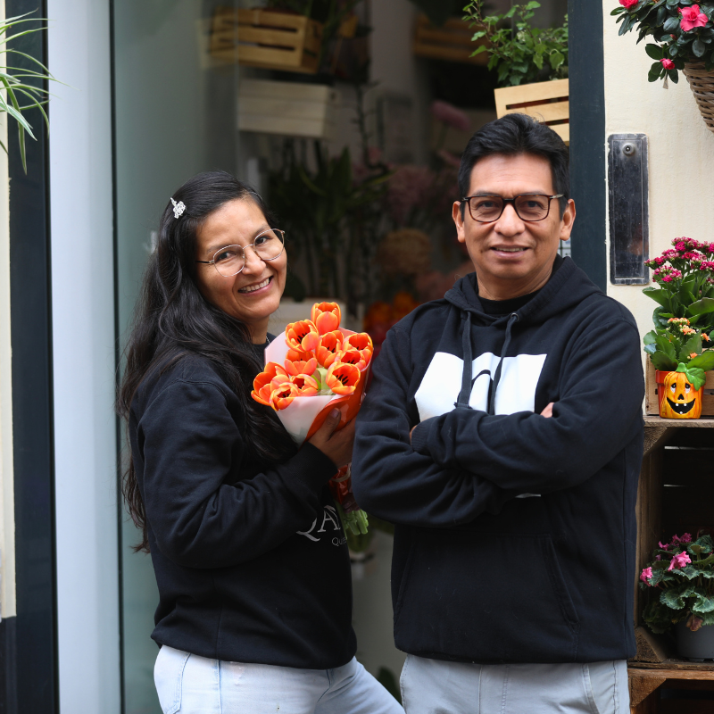 Linet y Jorge, fundadores de Qantu, en la entrada de la tienda